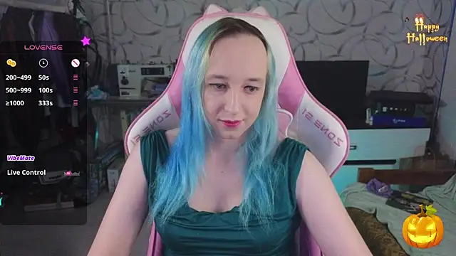 Snapshot of TheTrixy chatting on 29, 10, 2025 TheTrixy online show from 29, 10, 2025