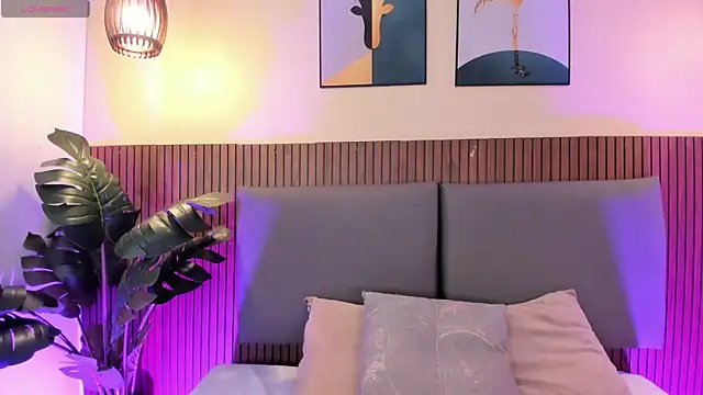 NicolleeEvanss online show from 14, 4, 2026