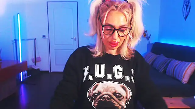 Snapshot of beauty_chl0e chatting on 2, 1, 2025 beauty chl0e online show from 2, 1, 2025