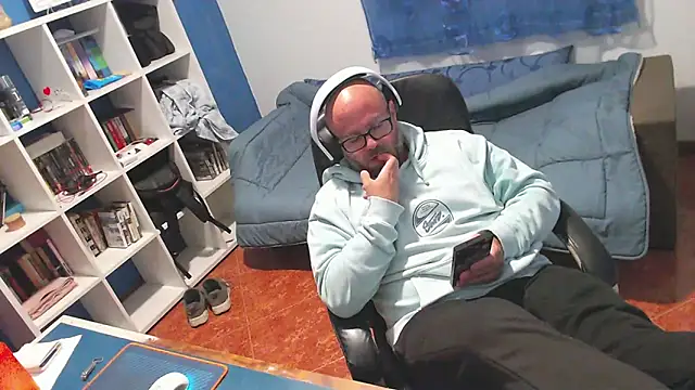 ravingr4d4 online show from 15, 4, 2026