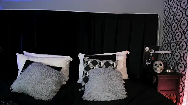 Adeelinee online show from 7, 4, 2026