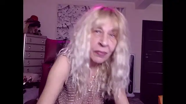 Snapshot of HornyMilf_555 chatting on 9, 10, 2025 HornyMilf 555 online show from 9, 10, 2025