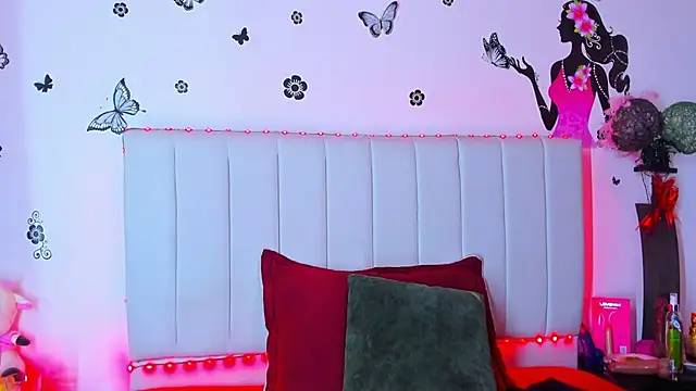 Snapshot of caro_lyne_ chatting on 20, 4, 2026 caro lyne online show from 20, 4, 2026