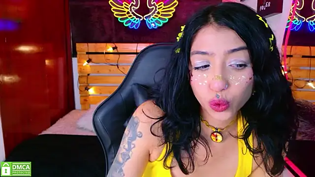 Snapshot of REDHOTTER_ chatting on 17, 4, 2026 REDHOTTER online show from 17, 4, 2026