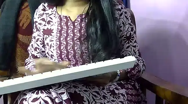 momo lov online show from 8, 1, 2025