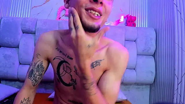 kendalltaylorr online show from 22, 2, 2025