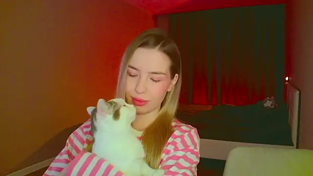 mia raspberrie online show from 1, 3, 2025