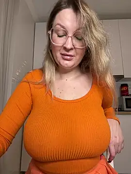 Snapshot of Teya_moon_ chatting on 2, 11, 2025 Teya moon  online show from 2, 11, 2025