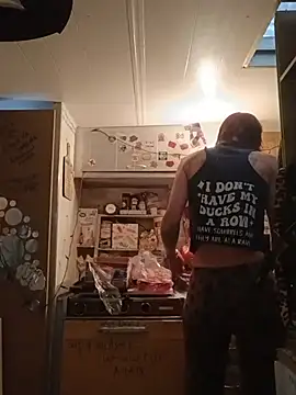 whitetrashdirtyslut online show from 22, 5, 2026