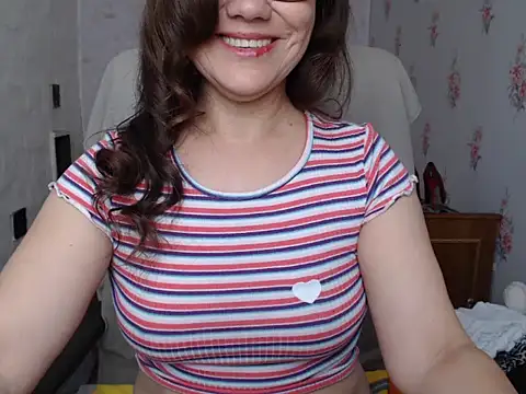 Snapshot of KittyyLaBeauty chatting on 4, 5, 2026 KittyyLaBeauty online show from 4, 5, 2026