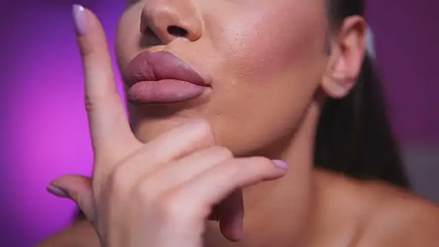 NatyDesiree online show from 8, 3, 2025