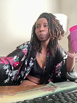 Snapshot of LeyaHoneybuns chatting on 8, 1, 2025 LeyaHoneybuns online show from 8, 1, 2025