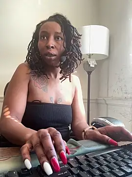 Snapshot of LeyaHoneybuns chatting on 18, 2, 2025 LeyaHoneybuns online show from 18, 2, 2025