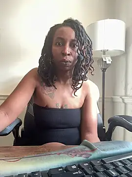 Snapshot of LeyaHoneybuns chatting on 19, 2, 2025 LeyaHoneybuns online show from 19, 2, 2025