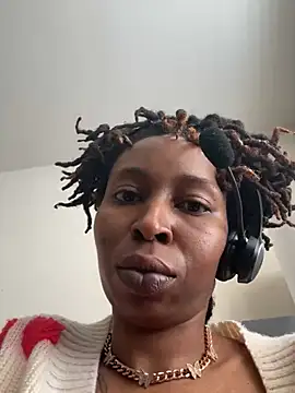 Snapshot of LeyaHoneybuns chatting on 12, 3, 2025 LeyaHoneybuns online show from 12, 3, 2025