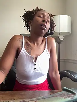 Snapshot of LeyaHoneybuns chatting on 13, 3, 2025 LeyaHoneybuns online show from 13, 3, 2025