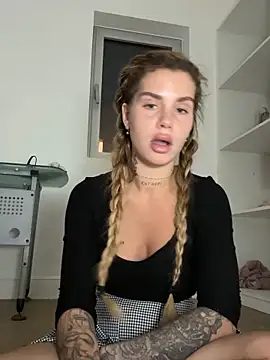 EmiliaCatalina online show from 1, 11, 2025