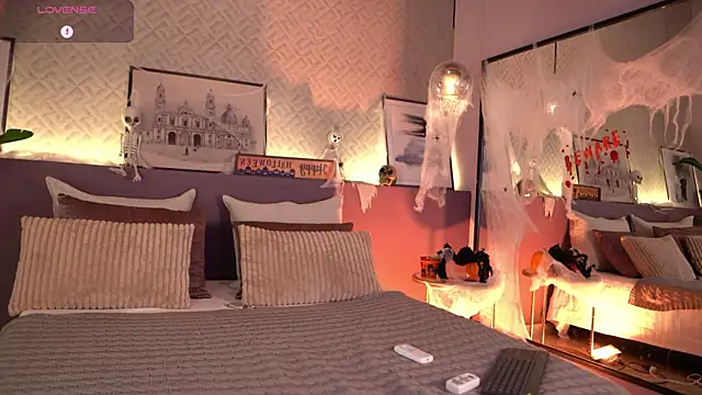 Snapshot of ElleDiane chatting on 23, 10, 2025 ElleDiane online show from 23, 10, 2025