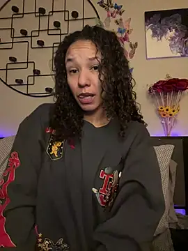 Snapshot of _Neeka_ chatting on 4, 1, 2025 Neeka online show from 4, 1, 2025