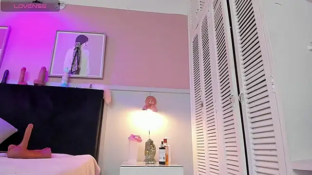 chloe watson  online show from 25, 10, 2025