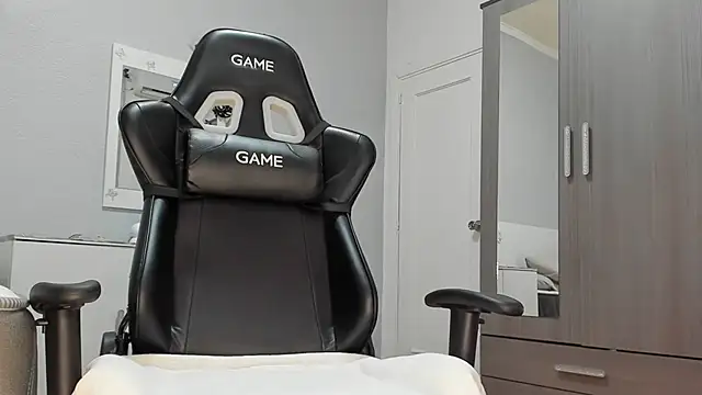 anisialuna  online show from 4, 2, 2025