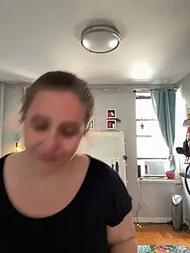 Snapshot of sylviahhh chatting on 7, 6, 2026 sylviahhh online show from 7, 6, 2026