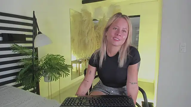 stefanny ruiz  online show from 10, 1, 2025