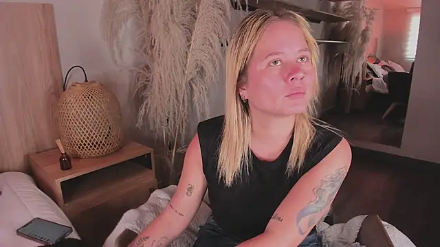 stefanny ruiz  online show from 10, 3, 2025