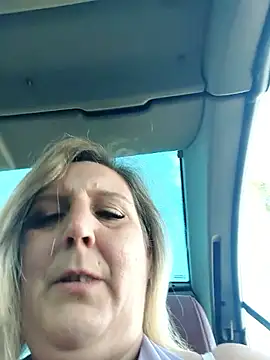 BecciDeluxe online show from 7, 11, 2025