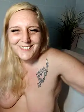 BecciDeluxe online show from 8, 1, 2026