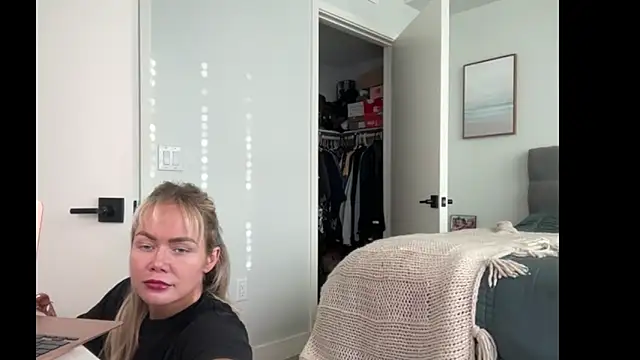Snapshot of ElenaErickson chatting on 8, 6, 2026 ElenaErickson online show from 8, 6, 2026