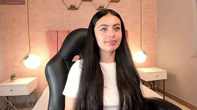 Snapshot of magic_fernanda chatting on 5, 3, 2025 magic fernanda online show from 5, 3, 2025