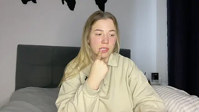 Snapshot of Embersweetbunny chatting on 19, 1, 2025 Embersweetbunny online show from 19, 1, 2025