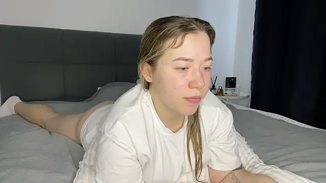 Snapshot of Embersweetbunny chatting on 20, 1, 2025 Embersweetbunny online show from 20, 1, 2025