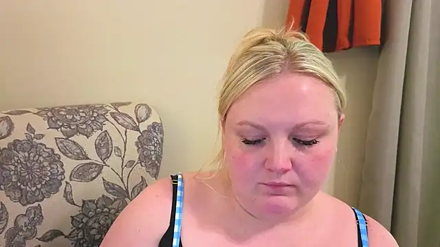 Snapshot of PhatAssBlond chatting on 29, 4, 2026 PhatAssBlond online show from 29, 4, 2026