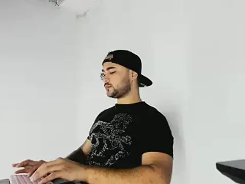 Snapshot of Sebas-hott chatting on 2, 11, 2025 Sebas-hott online show from 2, 11, 2025