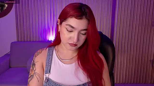 Snapshot of ViolettCastel chatting on 5, 11, 2025 ViolettCastel online show from 5, 11, 2025