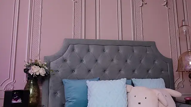 LucyAddison online show from 4, 4, 2026