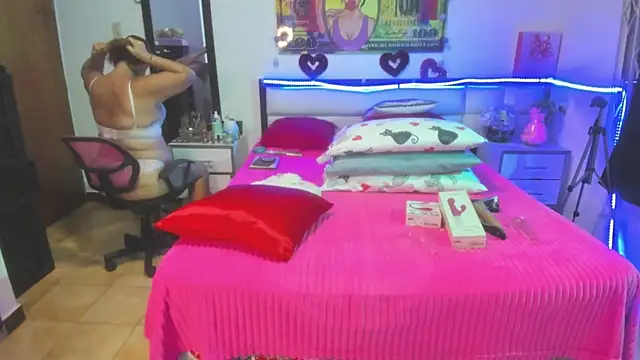 Snapshot of karenmilf_4 chatting on 12, 12, 2024 karenmilf 4 online show from 12, 12, 2024