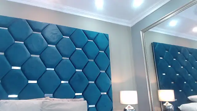 ThaniaJones online show from 6, 4, 2026