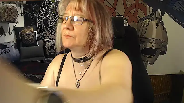 Snapshot of TittenMichelle chatting on 17, 5, 2026 TittenMichelle online show from 17, 5, 2026