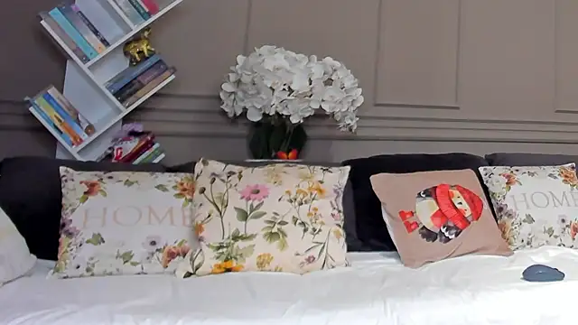 Deliciouslips online show from 4, 11, 2025