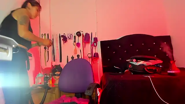 LucyStrike  online show from 13, 1, 2026