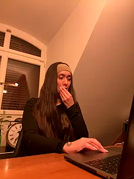 emiliasommer online show from 4, 10, 2025