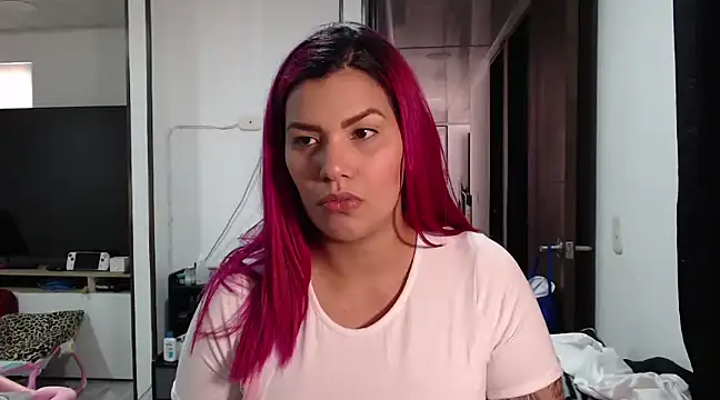 Snapshot of CarolinaRincon chatting on 5, 2, 2025 CarolinaRincon online show from 5, 2, 2025