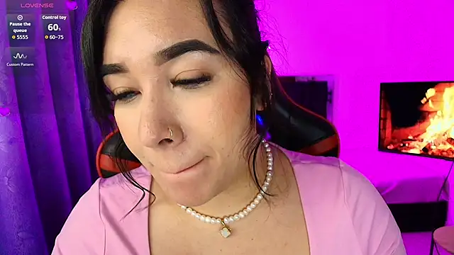 Snapshot of leahtemptation3 chatting on 25, 10, 2025 leahtemptation3 online show from 25, 10, 2025