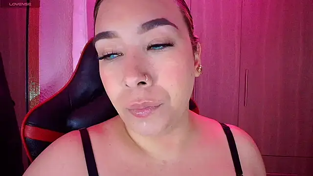 Snapshot of leahtemptation3 chatting on 8, 2, 2026 leahtemptation3 online show from 8, 2, 2026