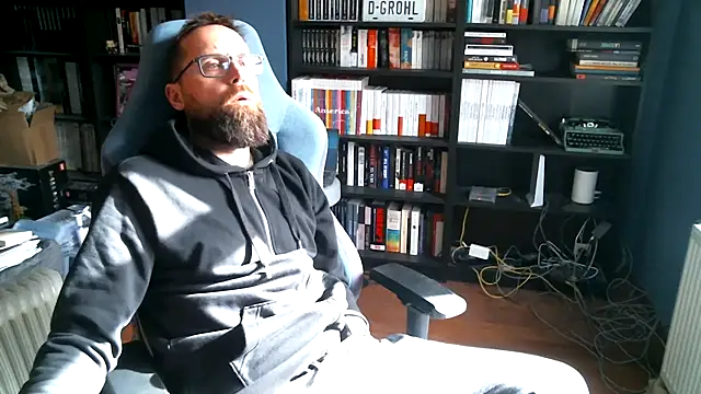 Snapshot of MeSteff chatting on 5, 10, 2025 MeSteff online show from 5, 10, 2025