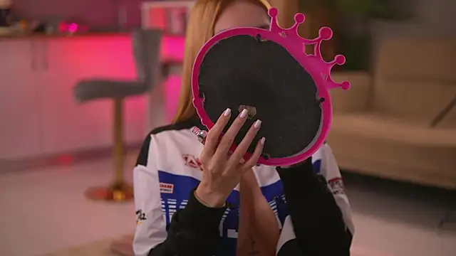 Snapshot of ButterflyLeah chatting on 22, 10, 2025 ButterflyLeah online show from 22, 10, 2025