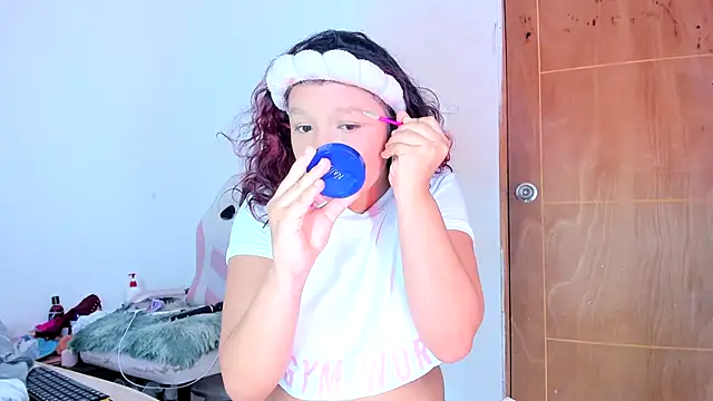 Snapshot of Emily_Coper18 chatting on 1, 5, 2026 Emily Coper18 online show from 1, 5, 2026